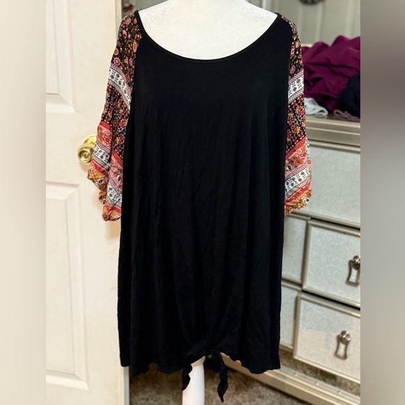 Avenue black‎ and floral tunic - Picture 1 of 5